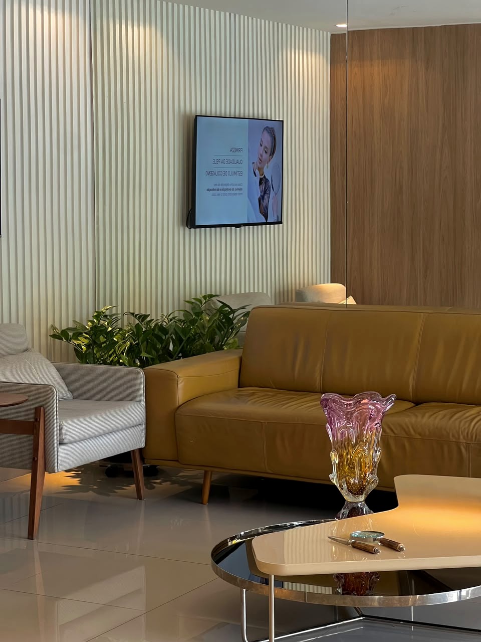 Lounge de espera da Clínica Caiena com sofás e iluminação acolhedora